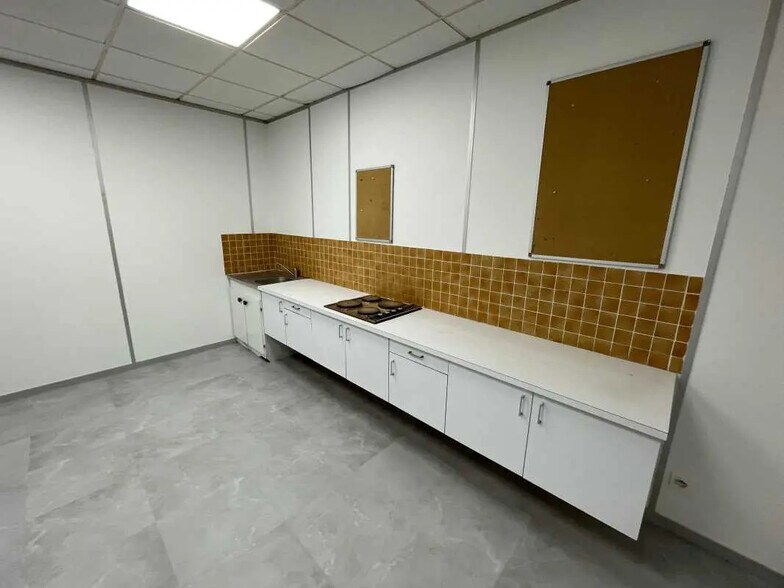 21 Rue D'Athenes, Nantes to rent - Interior Photo - Image 3 of 14