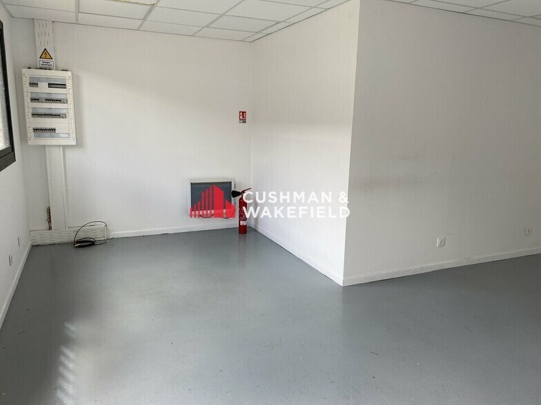 Light Industrial in Colomiers to rent - Interior Photo - Image 3 of 5