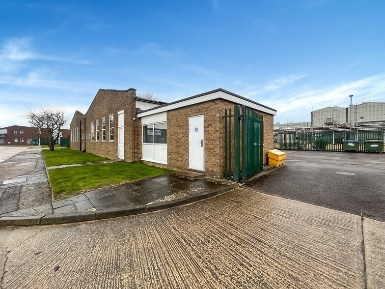 Dominion Way West, Worthing to rent - Building Photo - Image 2 of 4