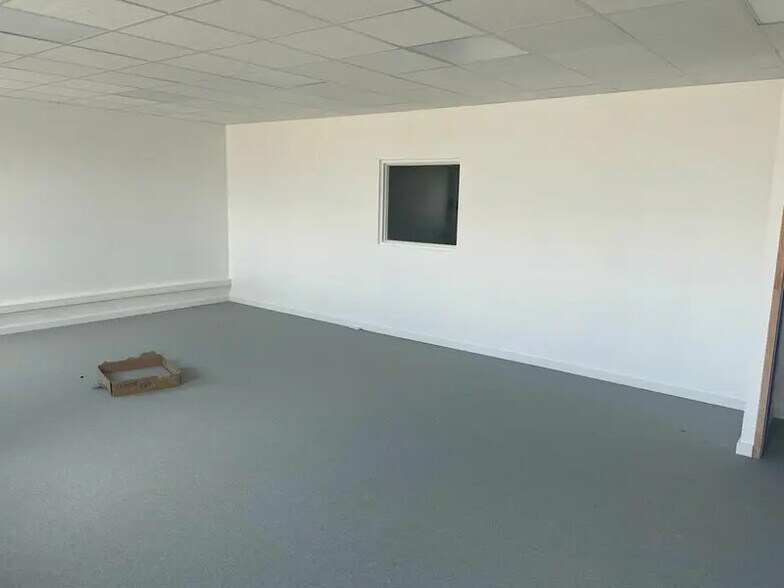 Light Industrial in Mions to rent - Interior Photo - Image 3 of 10