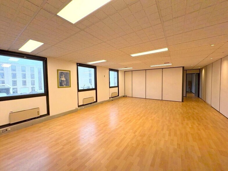 Office in Chatou to rent - Interior Photo - Image 2 of 8