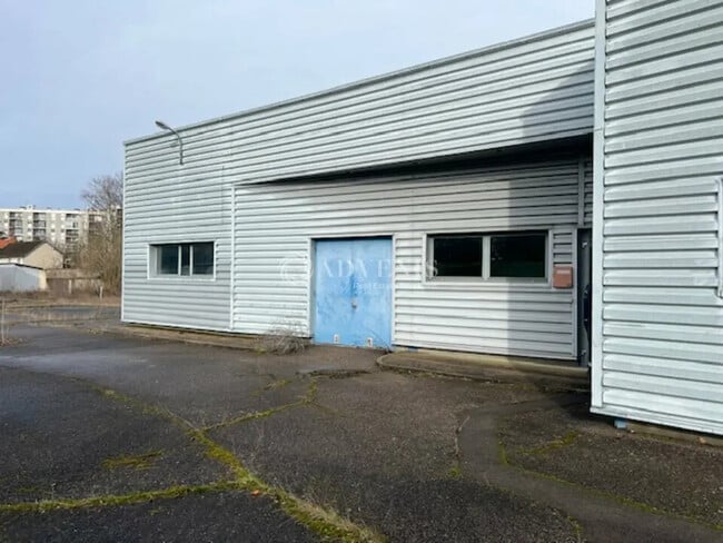 Location Local d'activités 323 m²