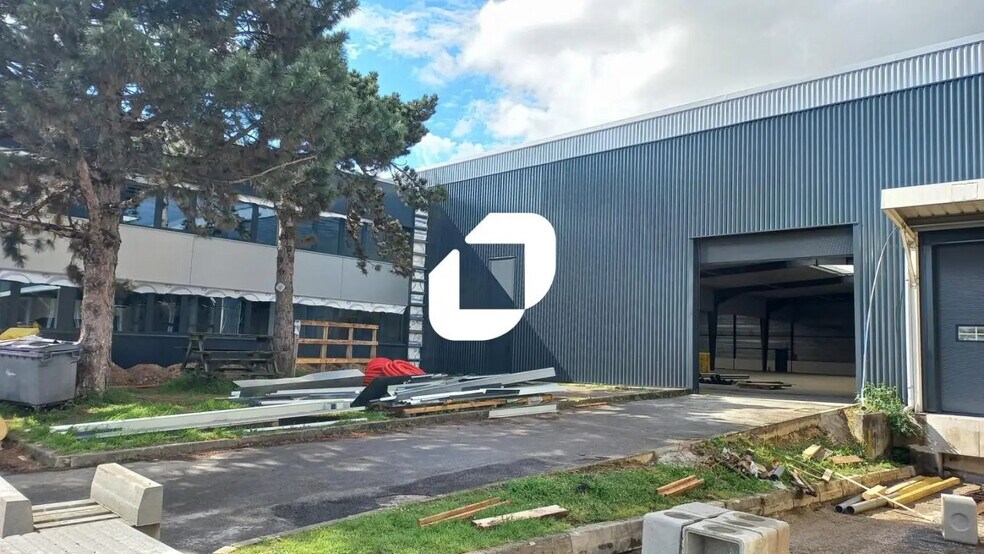 Office in Goussainville to rent - Building Photo - Image 1 of 12