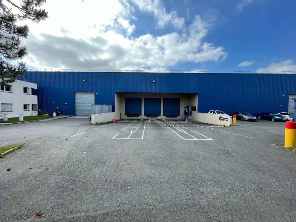 Location Local d'activités 3 900 m² - Photo 1