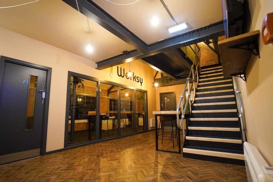 30 West St, Southport to rent - Building Photo - Image 2 of 33