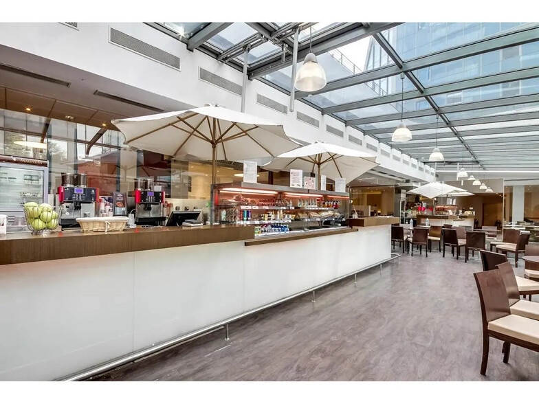 20 Avenue André Prothin, Courbevoie to rent - Building Photo - Image 2 of 26