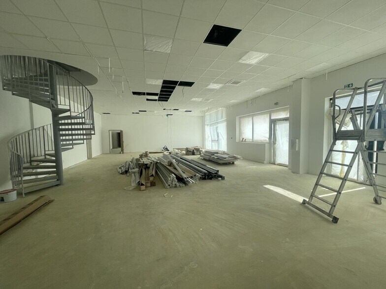Light Industrial in Villebon-sur-Yvette for sale - Interior Photo - Image 2 of 7