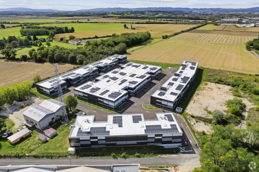 Light Industrial in Janneyrias to rent - Building Photo - Image 2 of 30