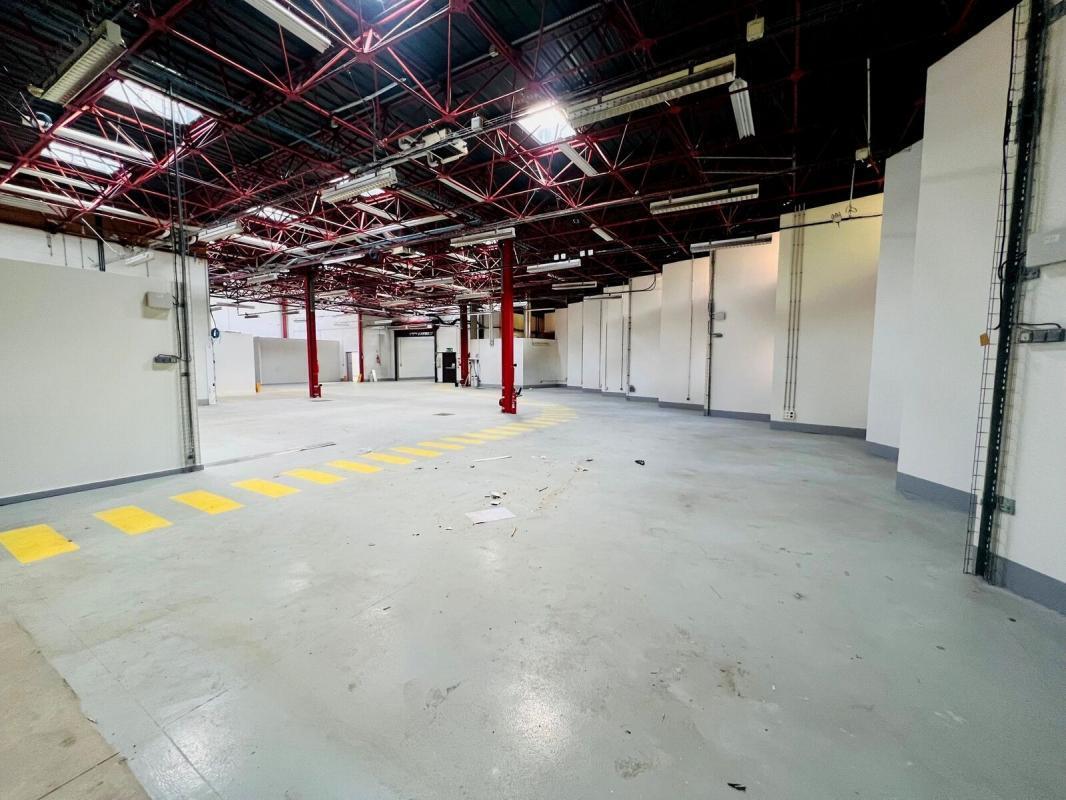 Light Industrial in Montigny-le-Bretonneux to rent Interior Photo- Image 1 of 21