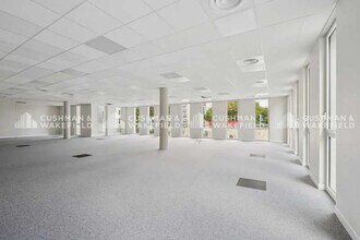 70 A Cours Tolstoï, Villeurbanne to rent Building Photo- Image 2 of 11