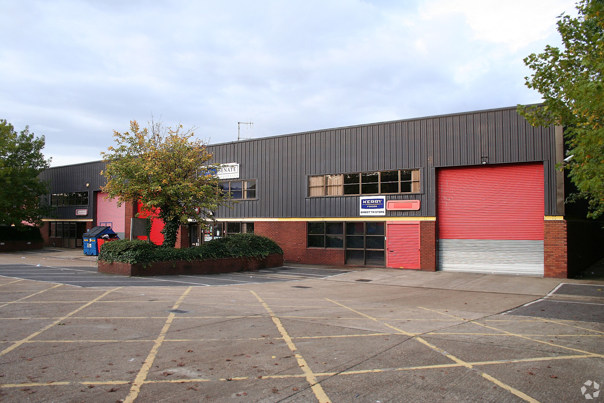 Lion Park Ave, Chessington to rent Primary Photo- Image 1 of 4