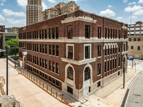 200 Main Plz, San Antonio, TX for rent Building Photo- Image 1 of 28