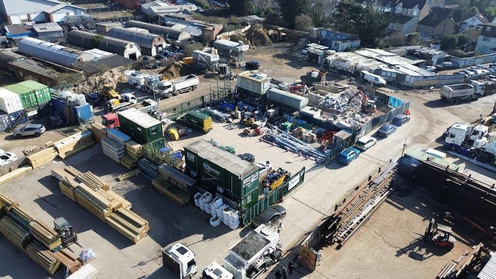 Trout Rd, West Drayton to rent - Building Photo - Image 3 of 12