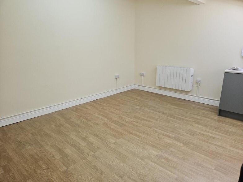 53 High St, Buxton to rent - Building Photo - Image 2 of 5