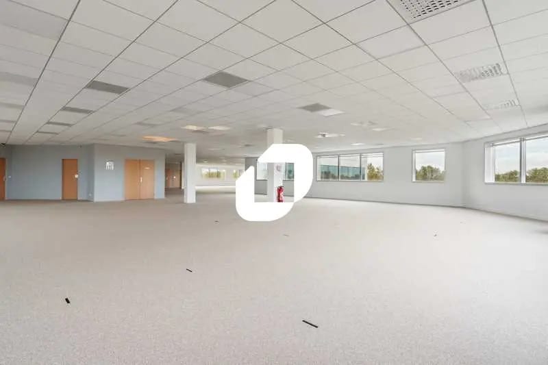 Office in Villepinte to rent Interior Photo- Image 1 of 14