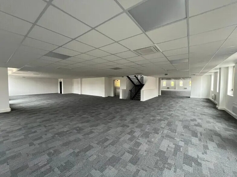 Light Industrial in Gennevilliers to rent - Interior Photo - Image 2 of 5