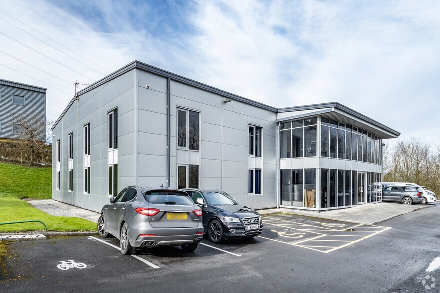 Bridgewater Clos, Burnley to rent - Primary Photo - Image 1 of 3