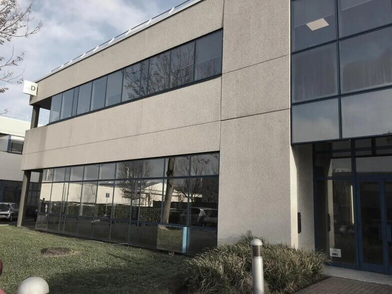 Industrial in Gennevilliers to rent - Building Photo - Image 2 of 21