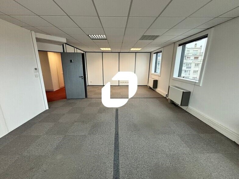 Office in Villeurbanne to rent - Building Photo - Image 2 of 23