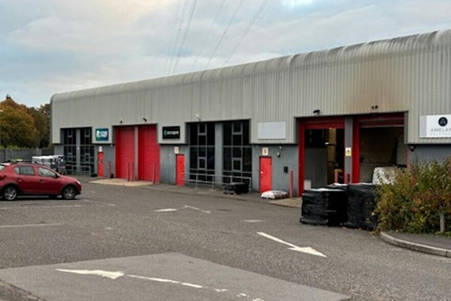 Roentgen Rd, Basingstoke to rent - Building Photo - Image 3 of 3