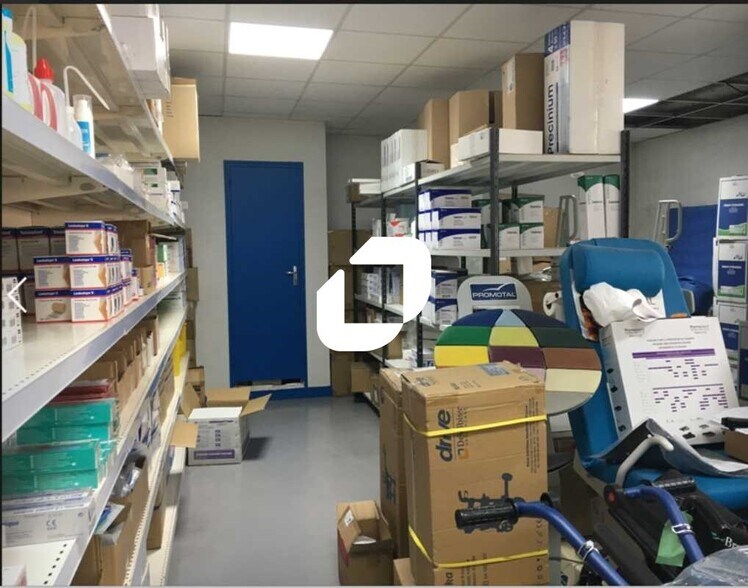 Retail in Clamart to rent - Interior Photo - Image 3 of 5