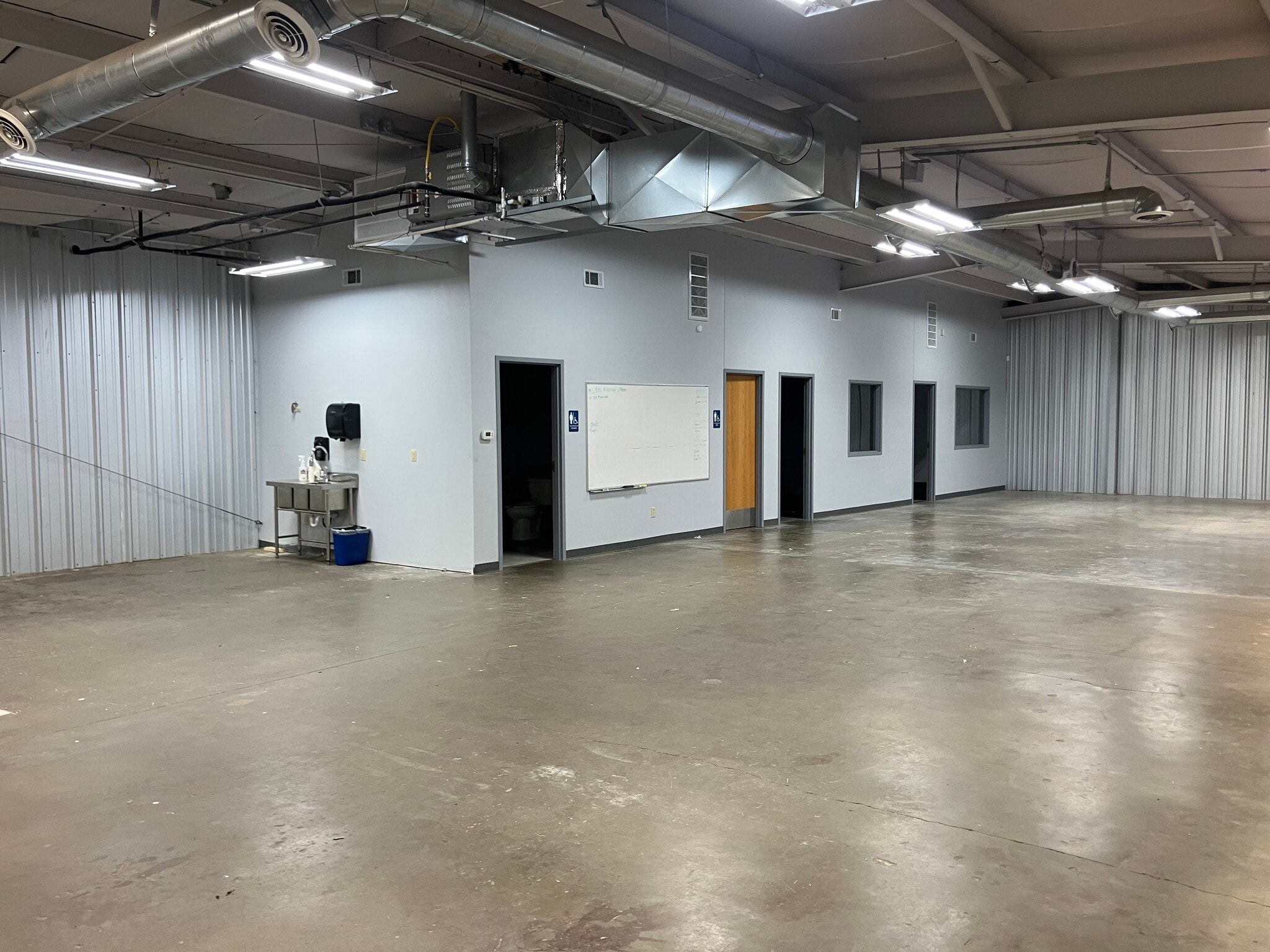 908 SE 21st St, Bentonville, AR to rent Interior Photo- Image 1 of 3