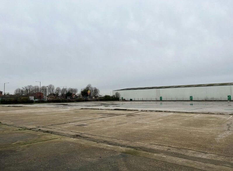 1371 Mollison Av, Enfield to rent - Building Photo - Image 2 of 4