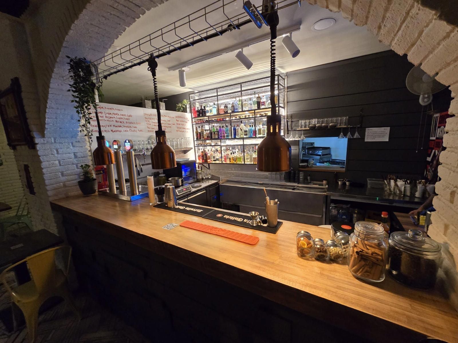 Retail in Barcelona, Barcelona to rent Interior Photo- Image 1 of 22