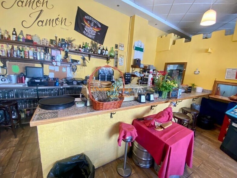 Retail in Orihuela to rent - Building Photo - Image 3 of 11