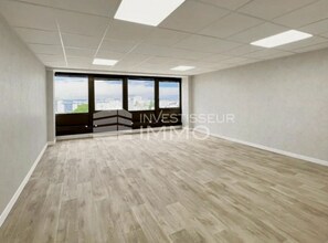 Office in Boissy-Saint-Léger to rent Interior Photo- Image 1 of 2