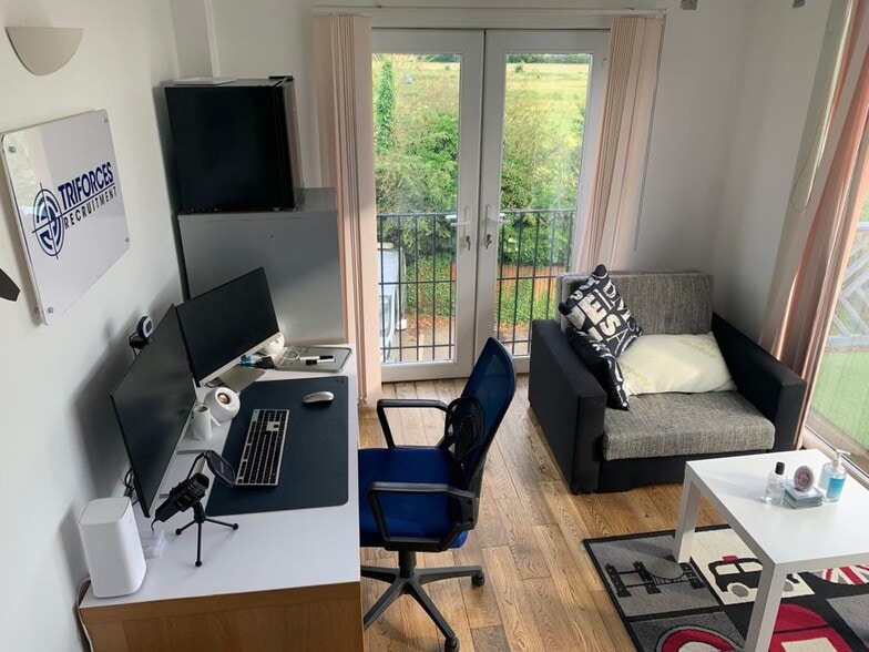 College Rd N, Aylesbury to rent - Interior Photo - Image 2 of 3