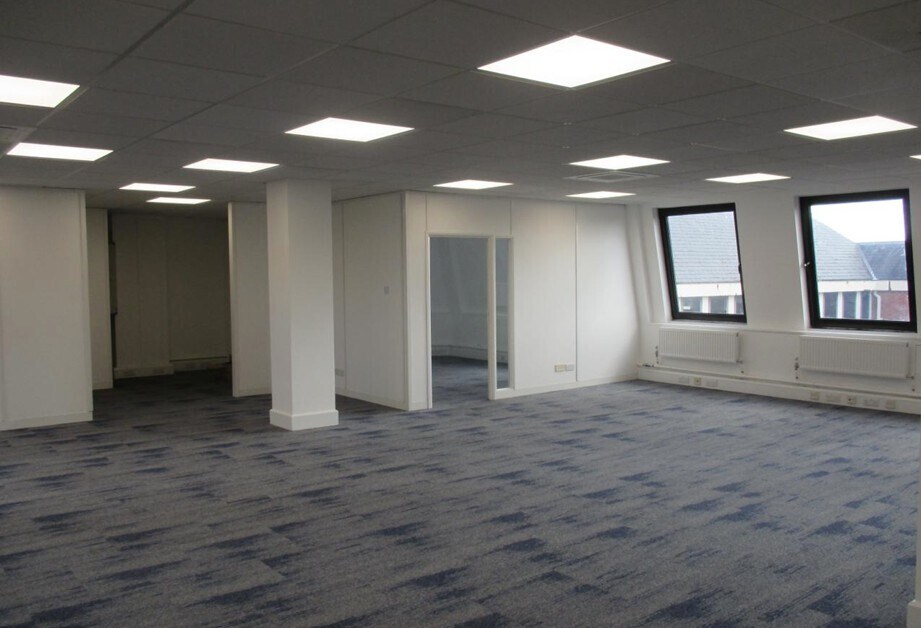 314 Regents Park Rd, London to rent Interior Photo- Image 1 of 2