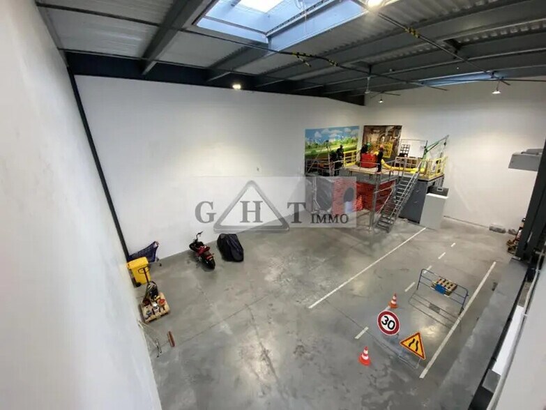 Industrial in Villeneuve-la-Garenne to rent - Interior Photo - Image 2 of 12