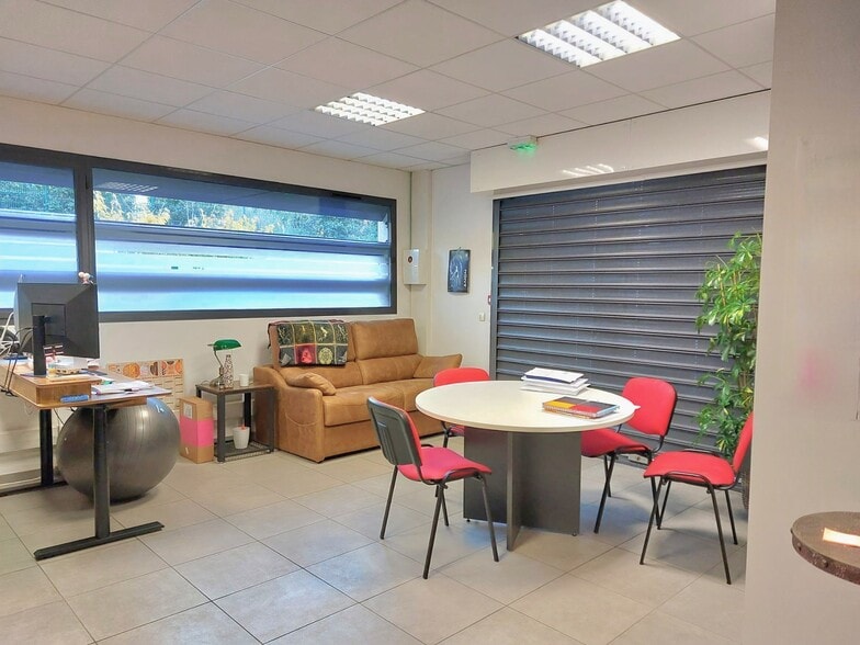 Rue De Lisbonne, La Seyne-sur-Mer to rent - Interior Photo - Image 3 of 7