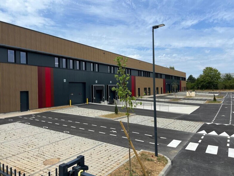 Light Industrial in Mitry Mory to rent - Building Photo - Image 2 of 5