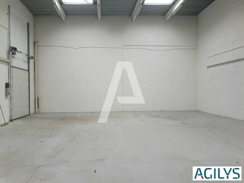 Light Industrial in Champs-sur-Marne to rent - Interior Photo - Image 2 of 10