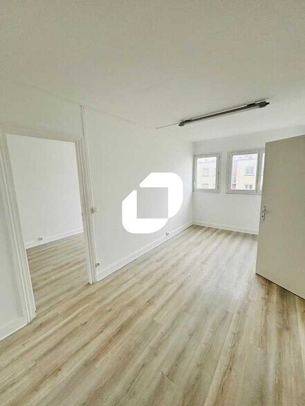 Office in Nanterre to rent - Building Photo - Image 2 of 9