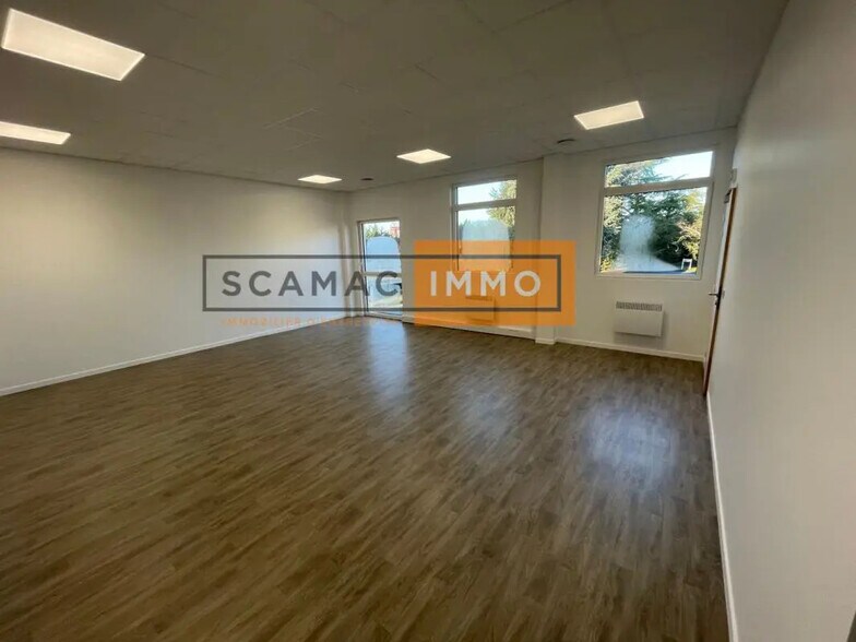 Industrial in Pontoise to rent - Building Photo - Image 3 of 8