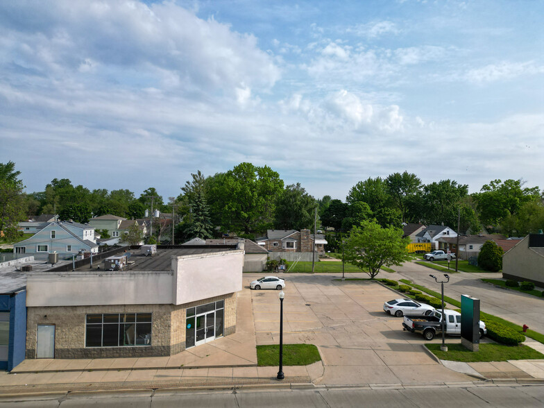 1055-1059 E 9 Mile Rd, Hazel Park, MI for rent - Building Photo - Image 3 of 8