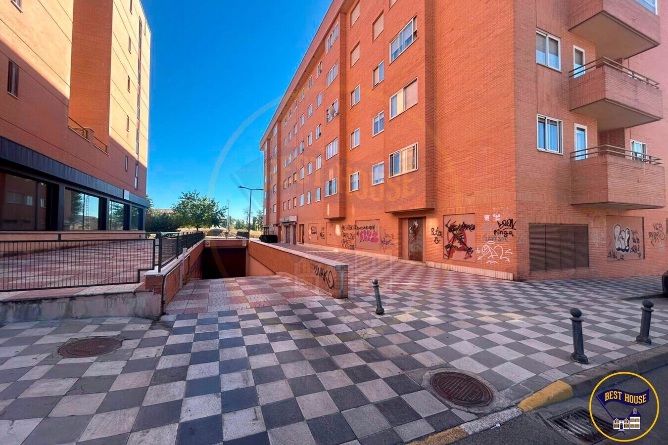 Cuenca, CUE 16003 - Unit 01 -  - Interior Photo - Image 2 of 12