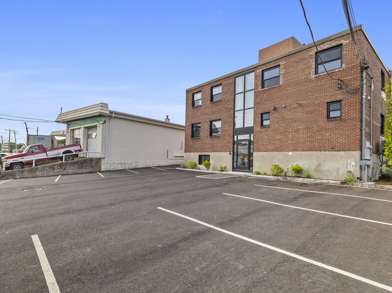 950 Boylston St, Newton, MA for rent - Building Photo - Image 3 of 19