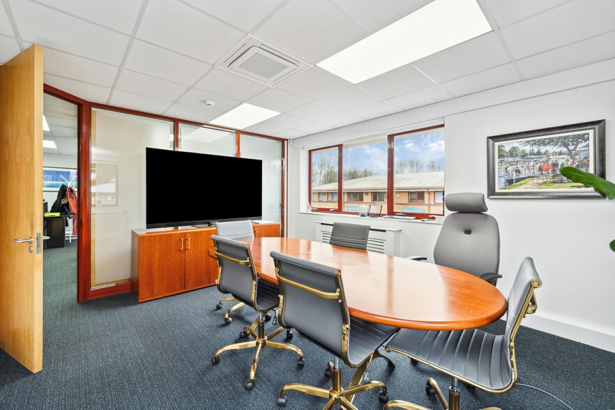 Dukes Ride, Crowthorne for sale - Interior Photo - Image 2 of 7