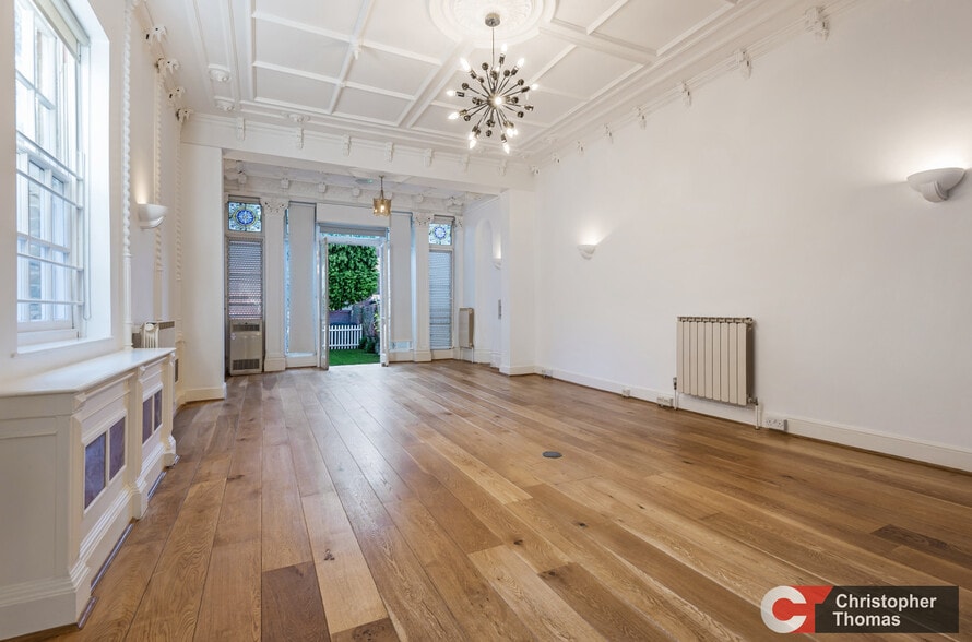 7 High St, Windsor to rent - Interior Photo - Image 3 of 8