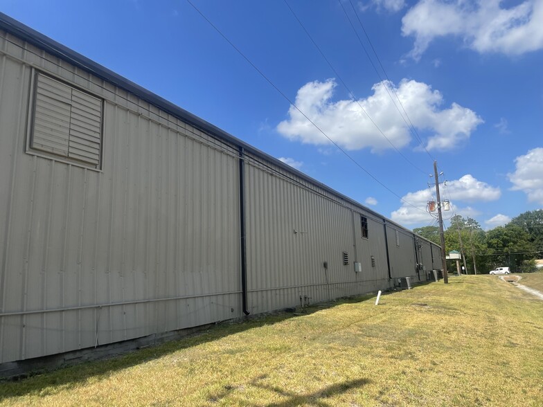 1325 S Houston Ave, Humble, TX for rent - Building Photo - Image 3 of 8