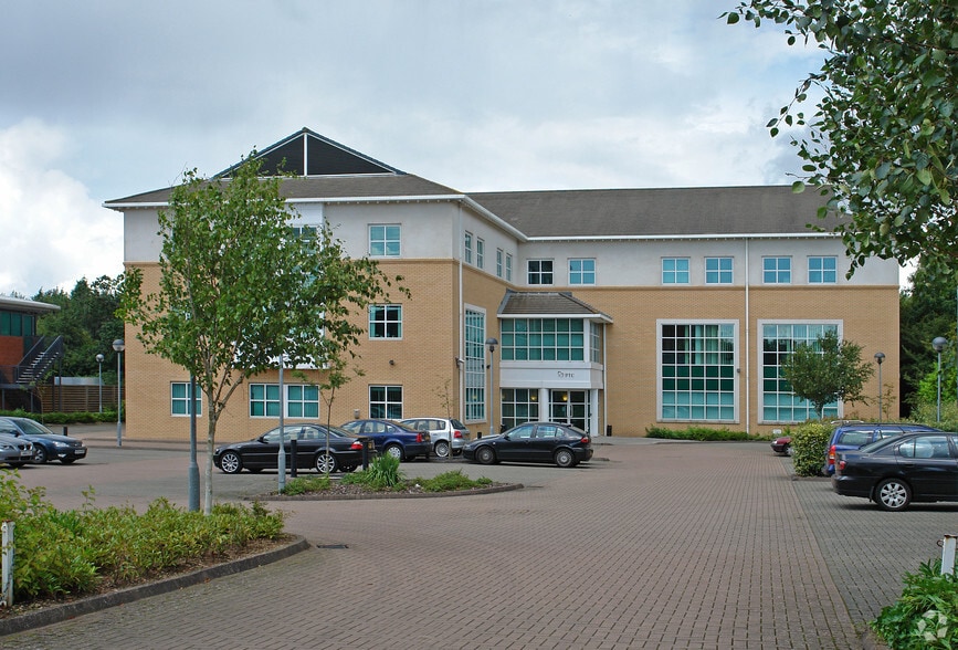 Harvest Crescent, Fleet to rent - Primary Photo - Image 1 of 17