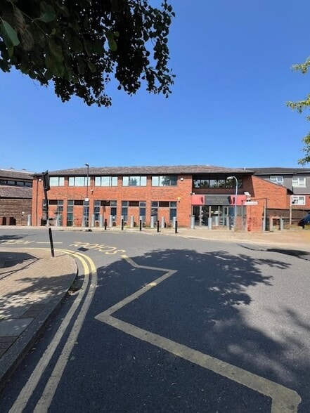 5 Cecil Park, Pinner to rent - Building Photo - Image 2 of 2