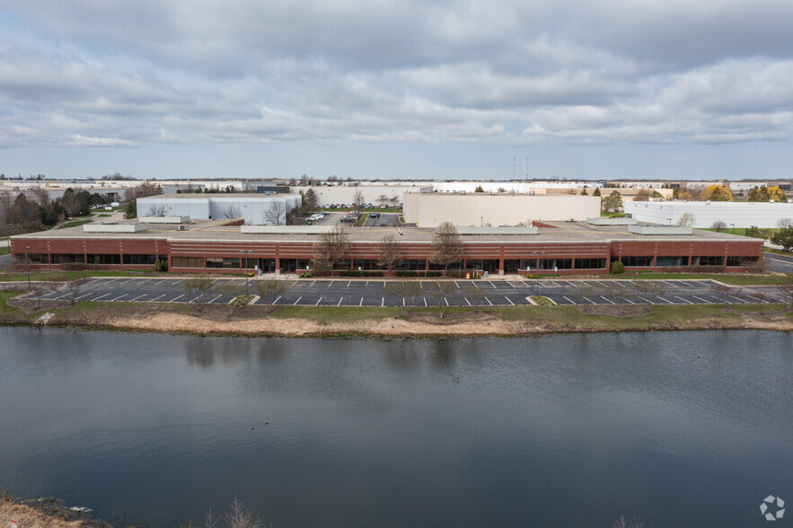 1580-1598 S Lakeside Dr & Bur Wood Dr, Waukegan, IL for sale - Building Photo - Image 3 of 15