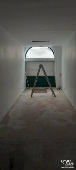 Retail in Nantes to rent - Interior Photo - Image 2 of 3