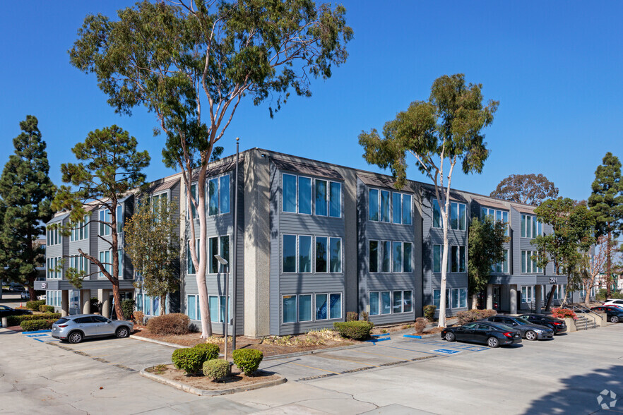 2501 Cherry Ave, Signal Hill, CA for rent - Building Photo - Image 1 of 10