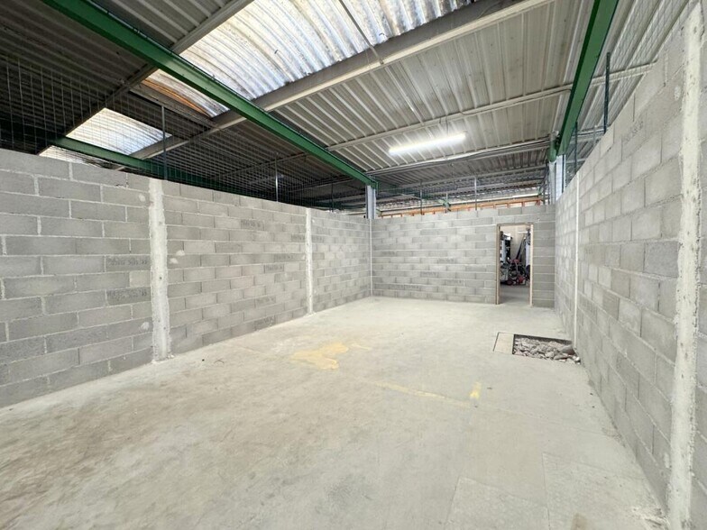 Light Industrial in Sartrouville to rent - Interior Photo - Image 2 of 8